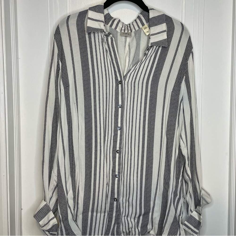Daytrip (Buckle) brand, large V-neck women’s button down top, with peep back